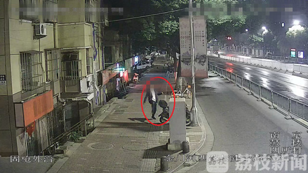 荔枝新闻：男子醉酒一身蛮力拖摩托踹汽车 第二天看监控自己傻眼……
