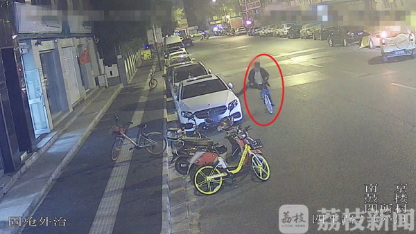 荔枝新闻：男子醉酒一身蛮力拖摩托踹汽车 第二天看监控自己傻眼……