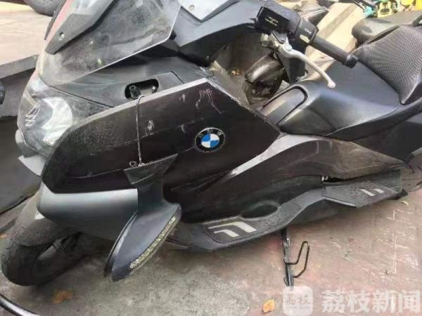 荔枝新闻：男子醉酒一身蛮力拖摩托踹汽车 第二天看监控自己傻眼……