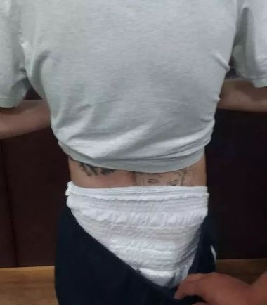 半岛晨报■29岁男子假装智障，雇20岁美女帮自己换尿布，被举报逮捕