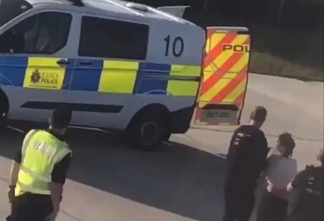 环球时报■英国乘客飞机上闹事竟令英军战机紧急出动，案件开庭审理