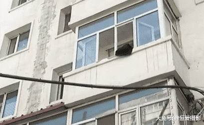 中国质量万里行■一女子出租房住三天 男房东几次上门要加厚地板 男：租金多给一千