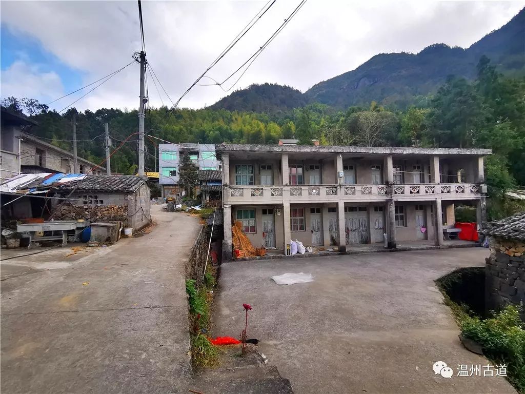 去往高山村的古道,下有水塘,道有密林,左下为深渊,对过是高山嶂立.