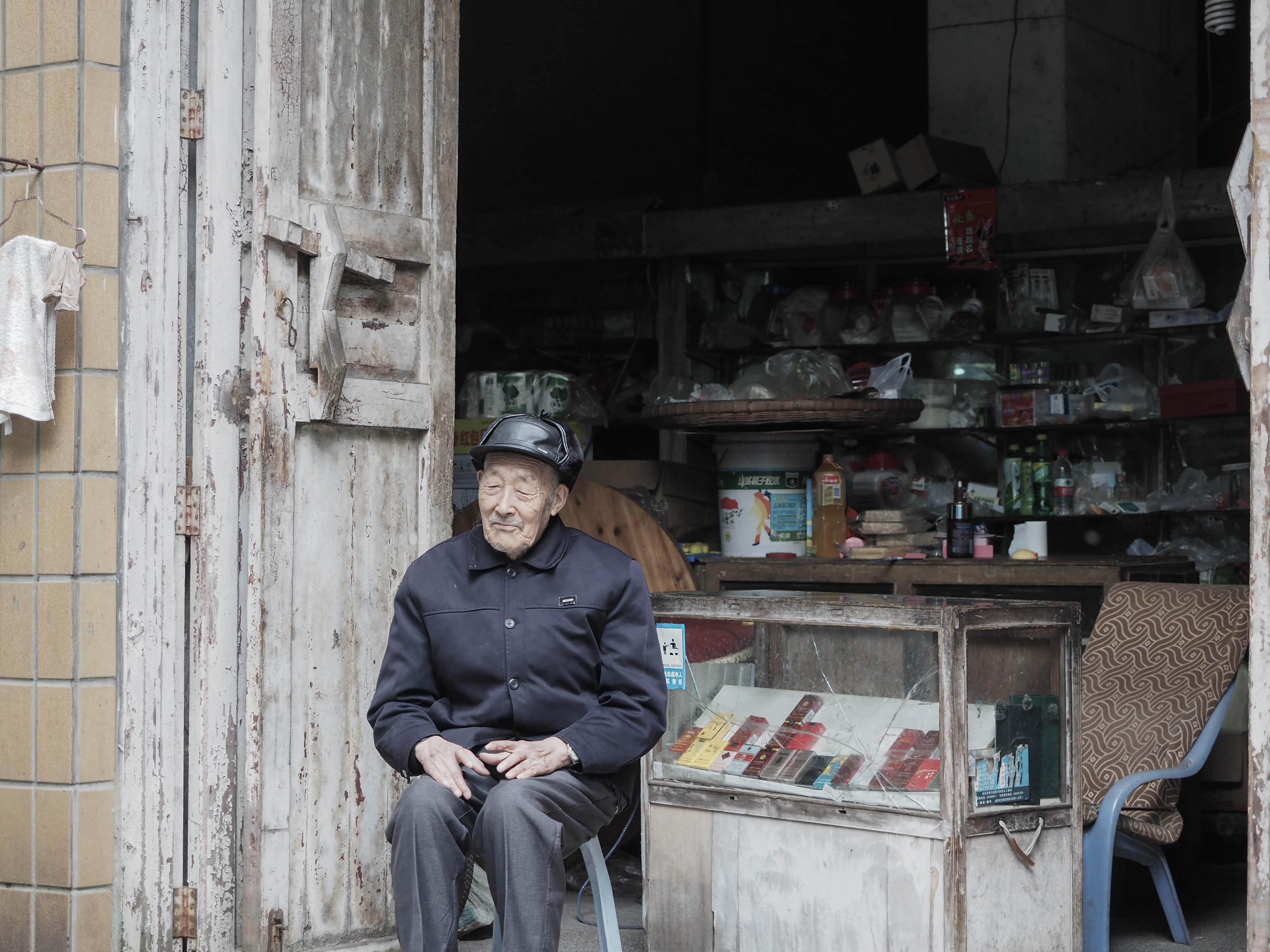 供销社前晒太阳的老人