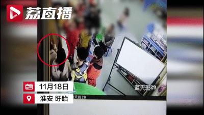 「半岛晨报」4个幼儿园娃娃排队自扇耳光，只因不肯午睡？官方回应来了