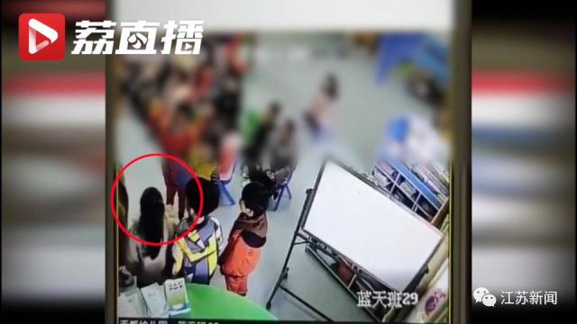 「半岛晨报」4个幼儿园娃娃排队自扇耳光，只因不肯午睡？官方回应来了