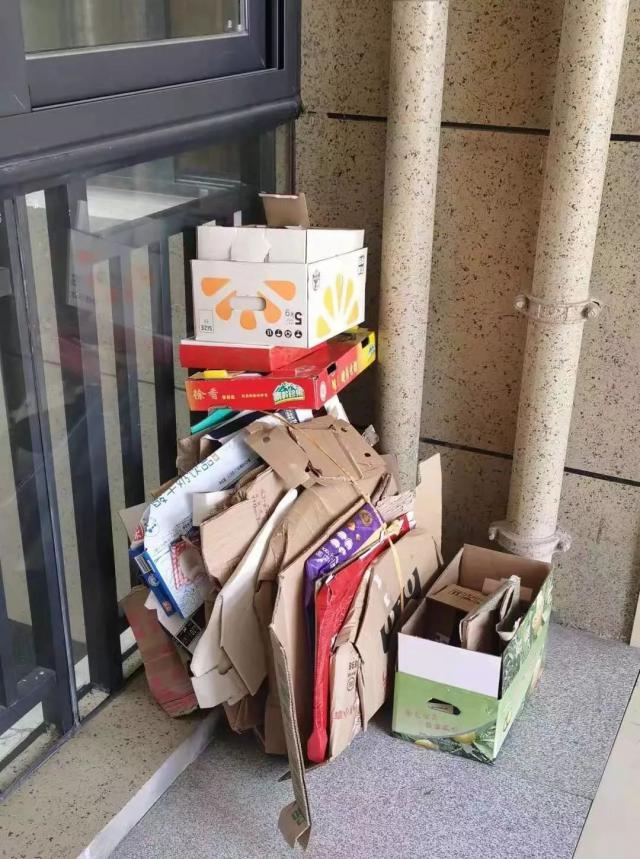 [半岛晨报]小区物业被曝光不作为？网友：是业主的问题大了