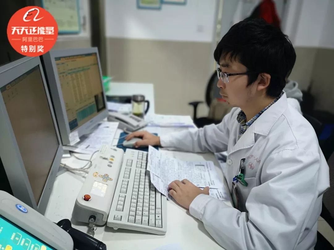 人民日报@寒冷雨夜，八旬老人独自走进医院，偶遇90后医生……