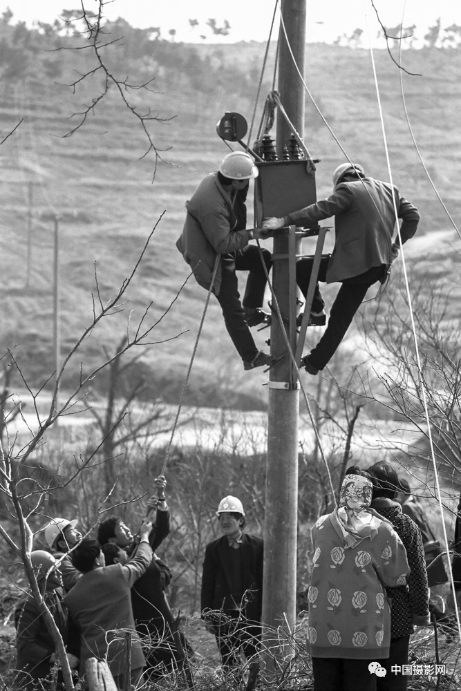 《山东省在全国率先实现户户通电》1996年2月18日,大年除夕,山东