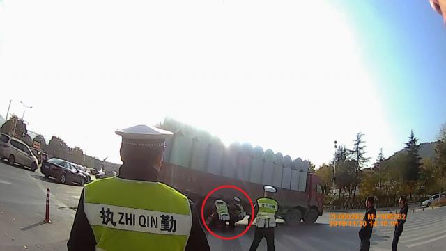 「半岛晨报」母亲带女儿冲向大货车车底！只因……