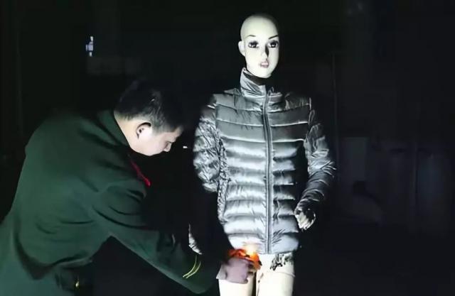 #半岛晨报#冬天穿羽绒服要注意！这些事千万别做，太危险！