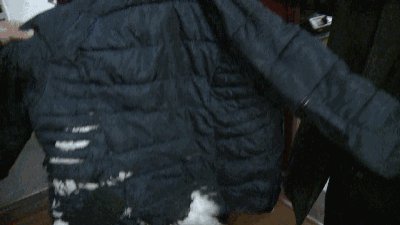 #半岛晨报#冬天穿羽绒服要注意！这些事千万别做，太危险！
