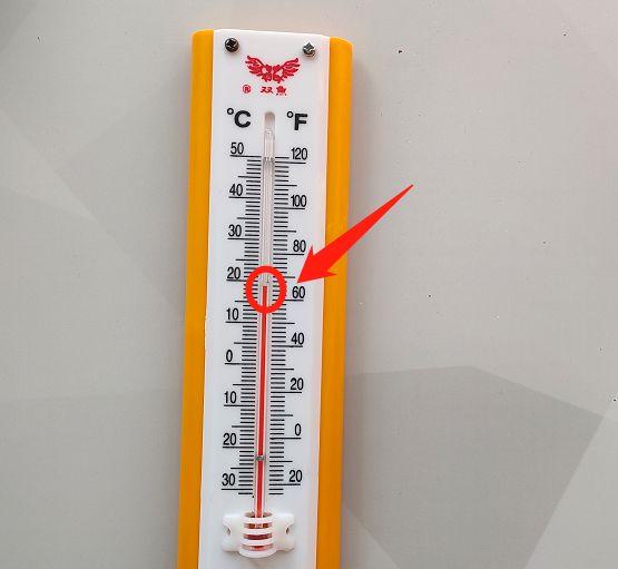 (温度表显示居民家中供暖温度勉强达到18度)