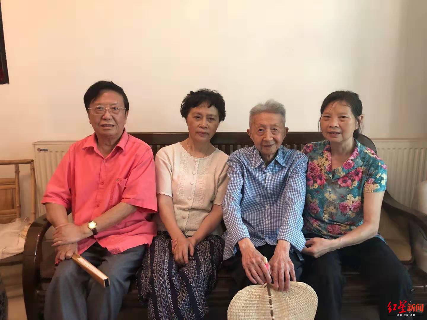 #红星新闻#魏明伦追悼流沙河：他在隐逸中治学，6月见面时还要求两家合影