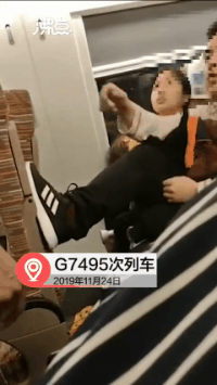 晨露说事：男子高铁脚踹前排后背，妻子道歉被甩！错到底在谁？