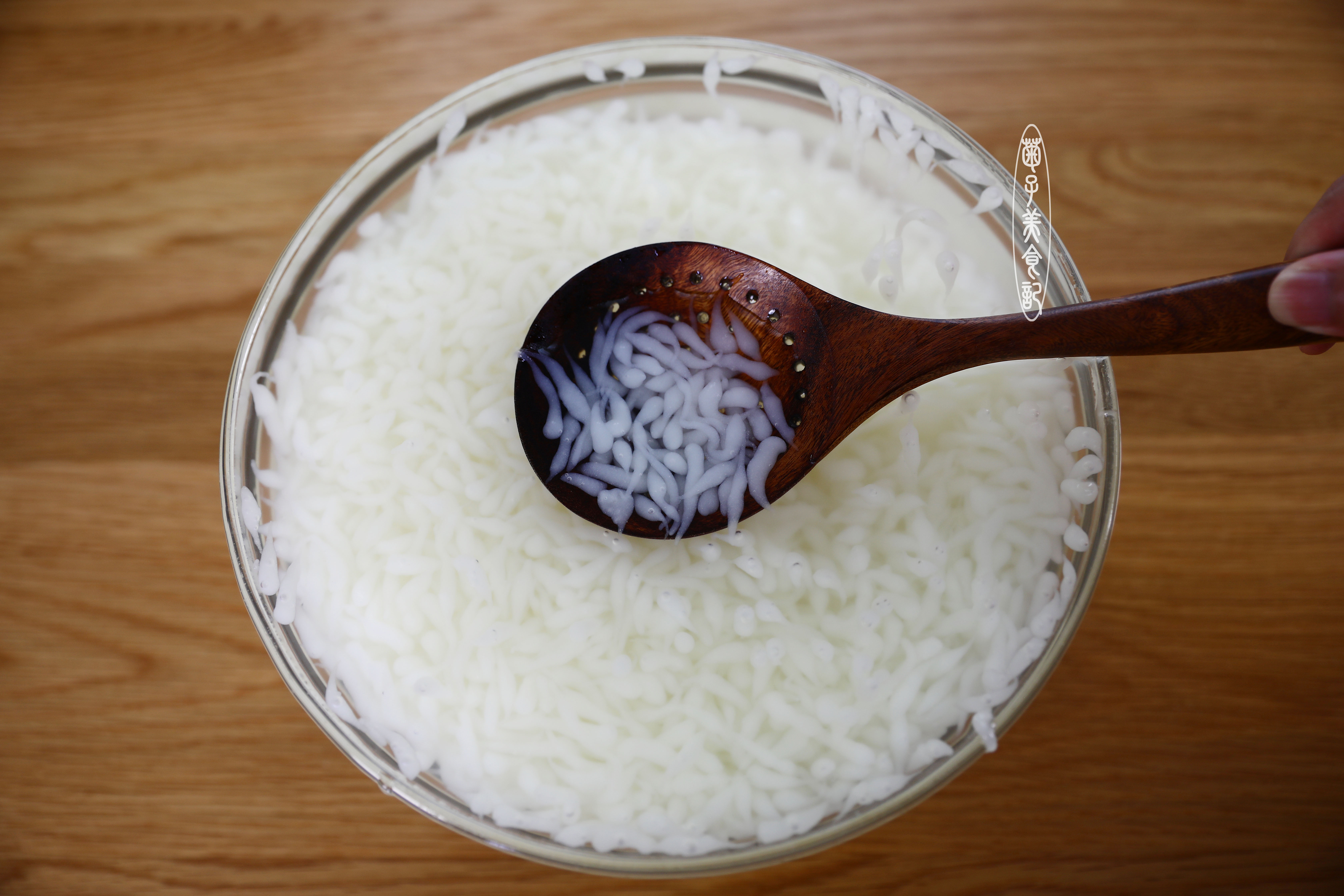 第三步:最后捞起凉虾调入液体红糖和桂花蜜拌均匀就可以享用啦,用碗装