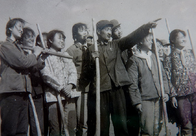 六七十年代的老照片知识青年下乡劳动民兵训练有素