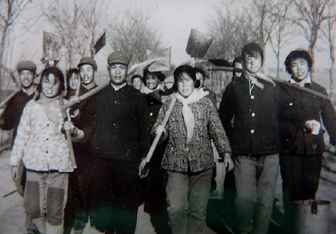 六七十年代的老照片知识青年下乡劳动民兵训练有素