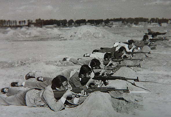 六七十年代的老照片知识青年下乡劳动民兵训练有素