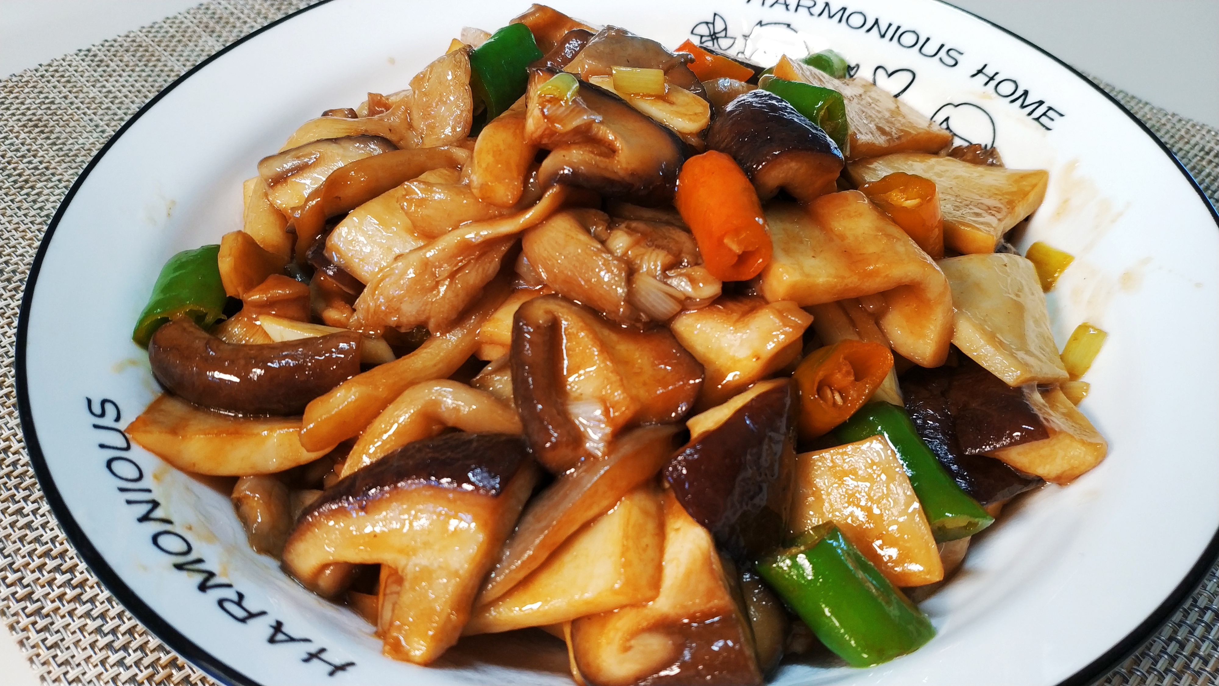 【素炒三菌】材料:香菇,杏鲍菇,平菇辅料:大葱,生姜,大蒜,线椒调料