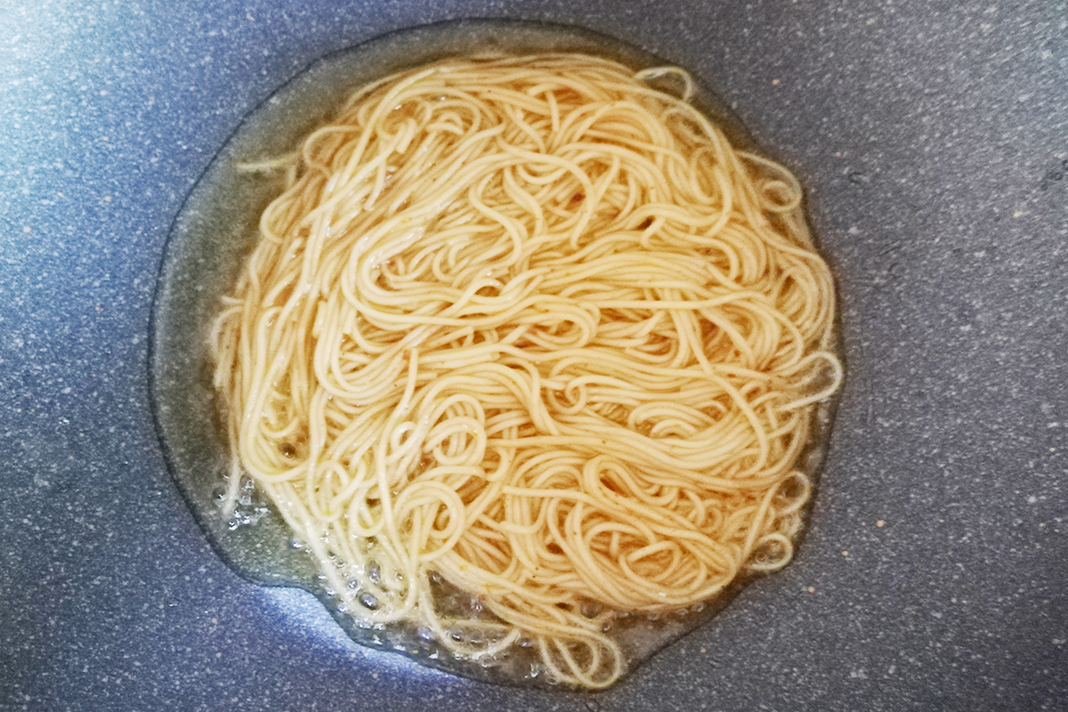 解锁龙须面新吃法:超简单自制干脆面,香喷酥脆,完胜五毛面