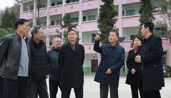 李兴旺在镇巴渔渡中学实地考察了解该校教育教学情况李兴旺察看我校