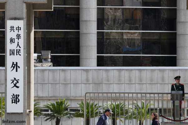 经济日报■外交部召见美国驻华大使提出严正交涉，敦促美方纠正错误、停止利用涉港问题干涉中国内政