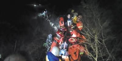 河北青年报■搜救人员行走近15公里 女驴友门头沟坠崖被救回