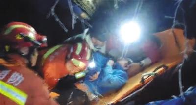 河北青年报■搜救人员行走近15公里 女驴友门头沟坠崖被救回