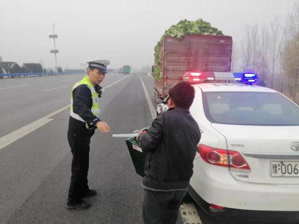 [河南都市频道]运白菜车没油抛锚司机急哭，别怕！交警帮你