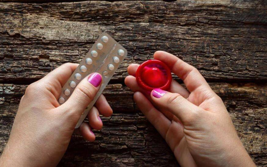 目前常见的避孕措施有使用避孕套,口服避孕药,打避孕针,上节育环,结扎