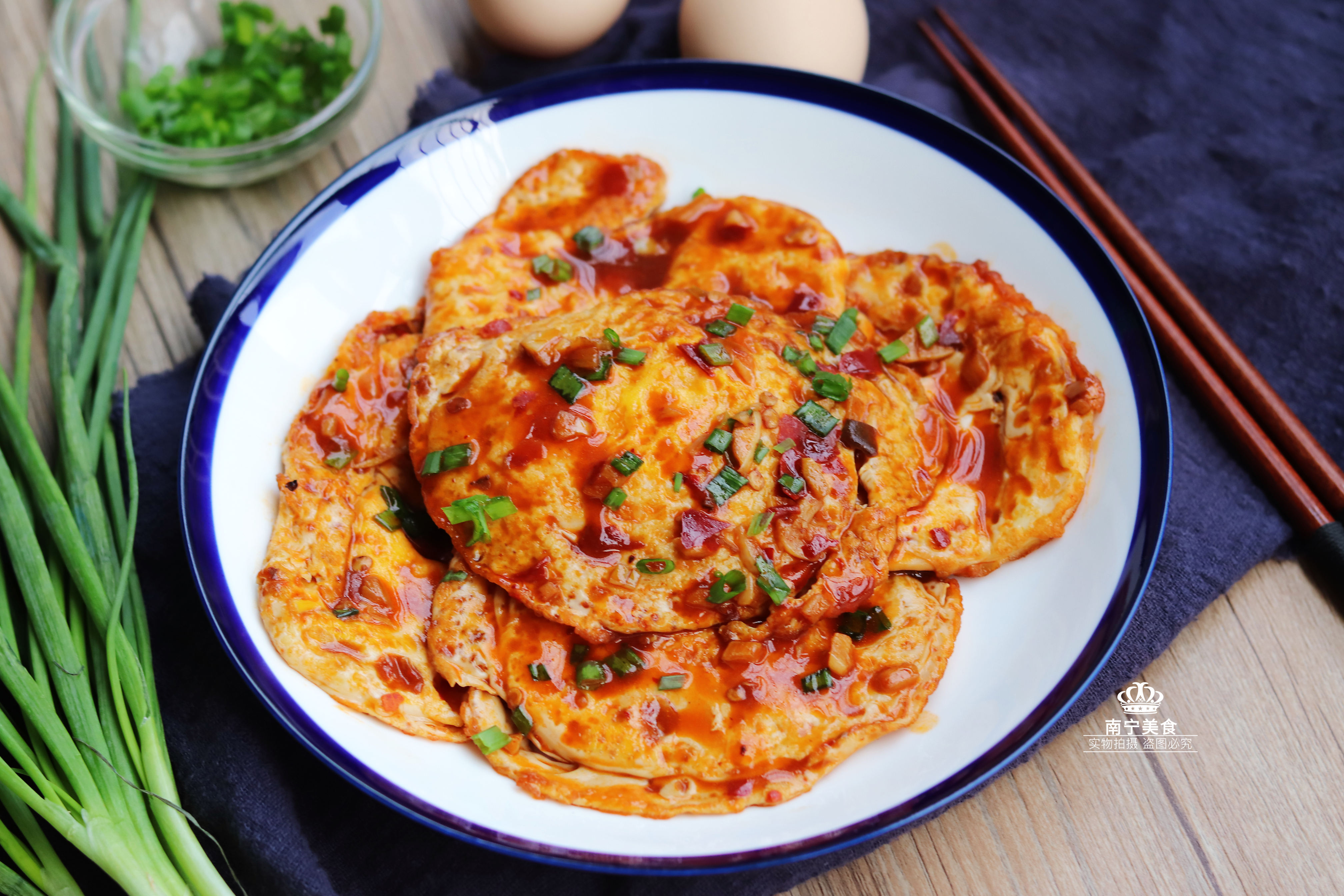 出锅装盘,一盘色香味俱全的鱼香荷包蛋就做好啦!