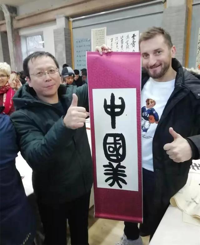 看看外国人对中国书法的热情我们也要加油啦