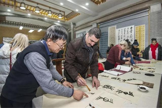 看看外国人对中国书法的热情我们也要加油啦