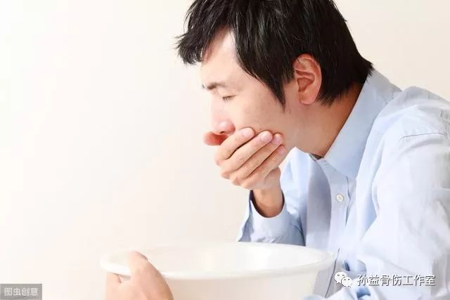 恶心呕吐不一定是消化系统的问题很可能是得了颈椎病