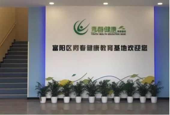 中国计划生育协会@沙盘游戏中，14岁的姑娘把一个男人模型埋进角落……