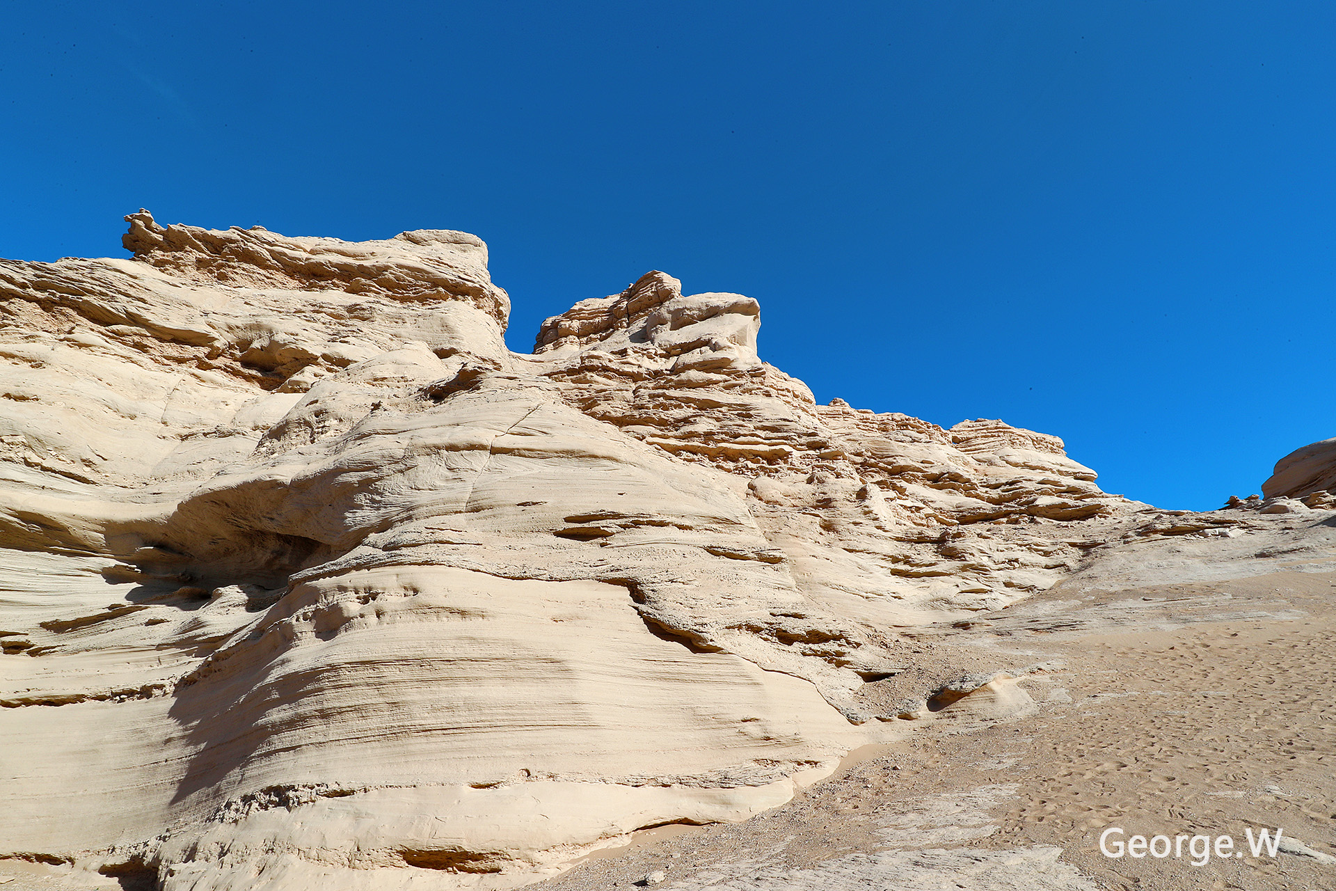 这些风蚀的土丘数千年前曾是繁华城市现在据说晚上阵阵哀鸣
