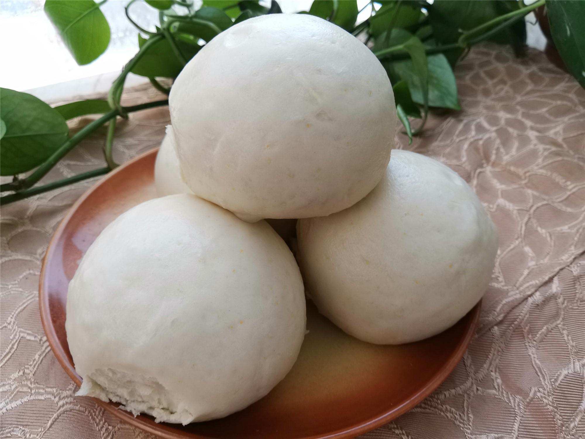 老面馒头的做法又大又白松软可口面香味浓真正的馒头味道