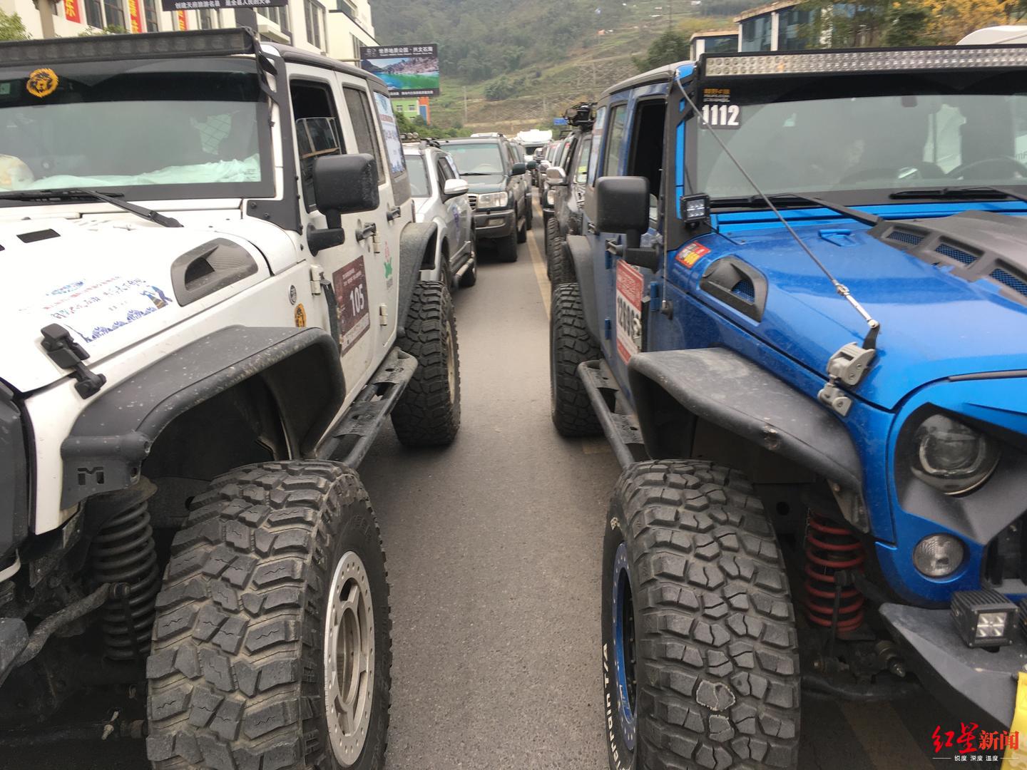 由8台机车,30台越野,60辆房车,100多辆自驾游汽车组成的车队绵延两