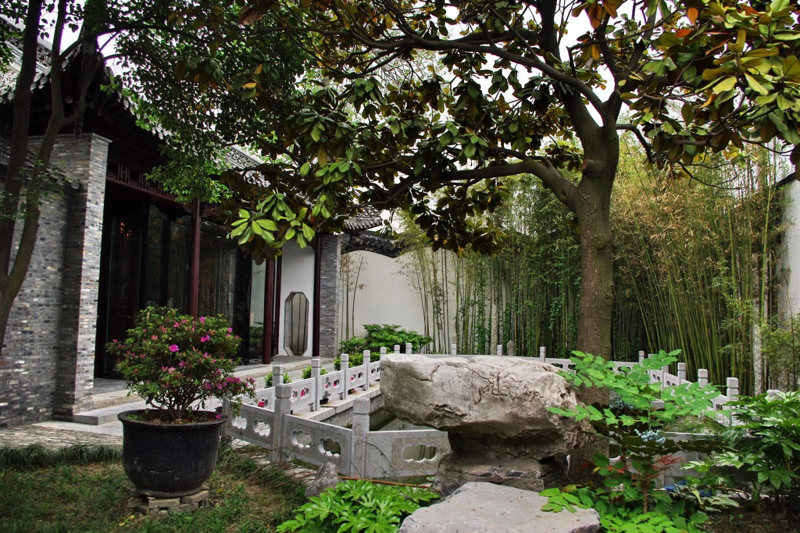 小盘谷是中国古典园林以小见大的典范,其园林部分以复廊分割空间的