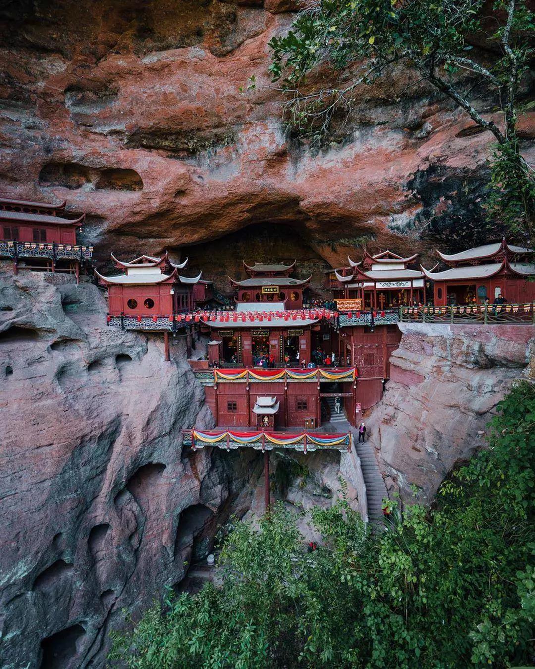 中国最险的8大寺庙伫立悬崖千年最后一座至今无人登顶