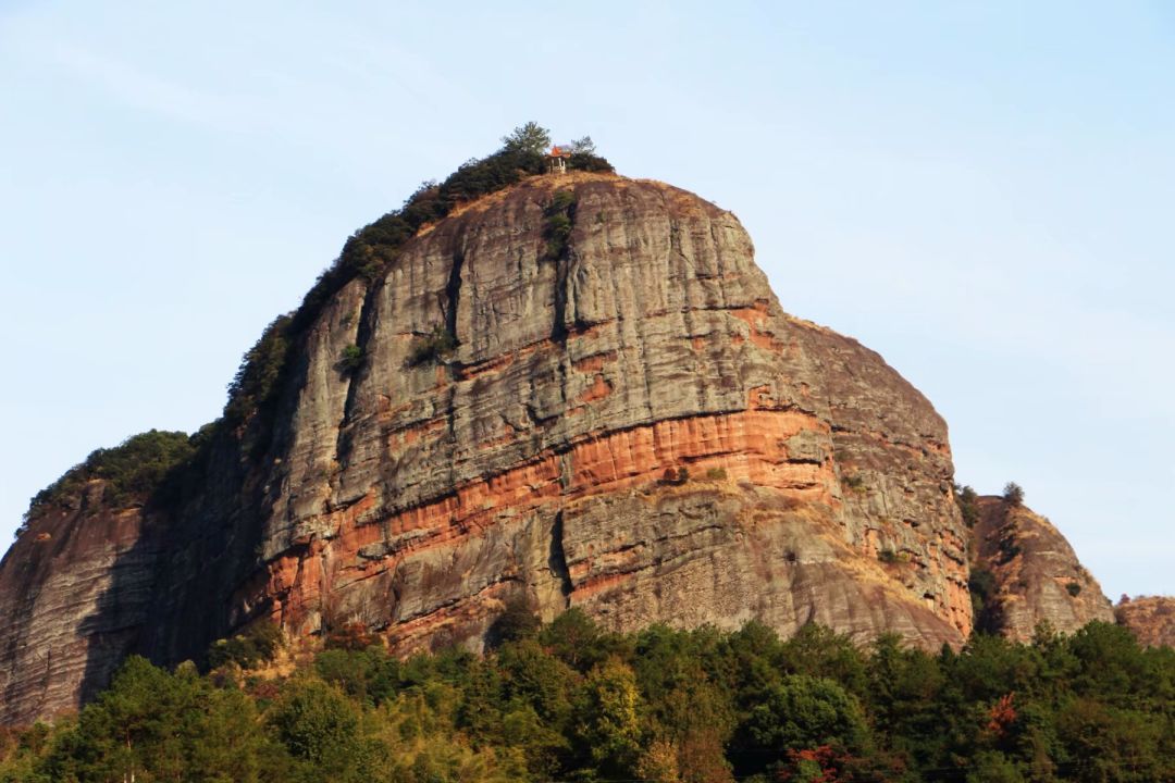 红枫与丹霞齐美南雄苍石寨与苍石水库之绝色风姿