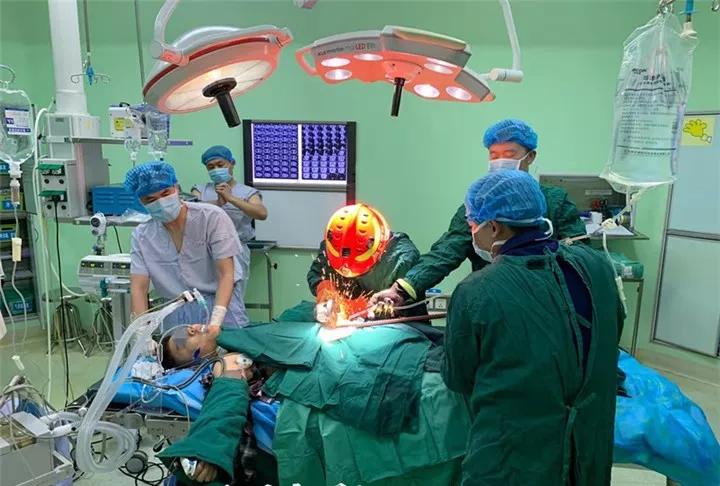 「半岛晨报」奇迹！13岁男孩二楼坠下，钢筋贯穿身体，心脏收缩避开致命一击！