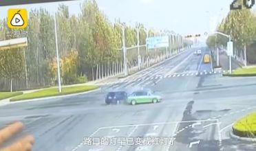 半岛晨报■轿车闯黄灯与出租车相撞致乘客死亡！死者妻子给双方司机写了封信