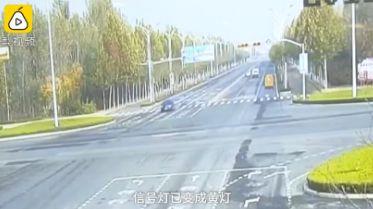 半岛晨报■轿车闯黄灯与出租车相撞致乘客死亡！死者妻子给双方司机写了封信