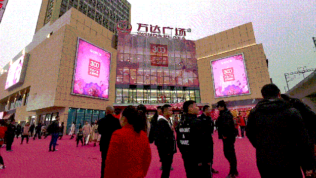 火啦火啦咸宁万达广场今天开业就被挤爆啦