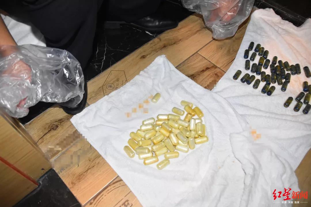 「红星新闻」2男子吞116颗“毒胶囊”跨国带回 警方破门时他们正排毒
