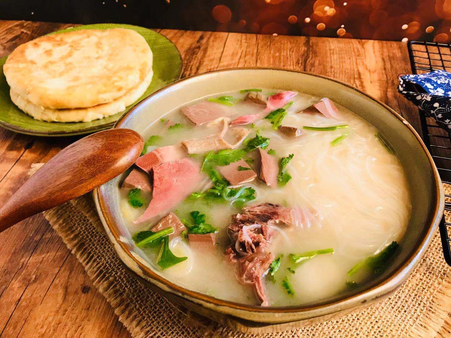 喝羊杂汤有讲究配粉丝更美味香而不腻口感软滑