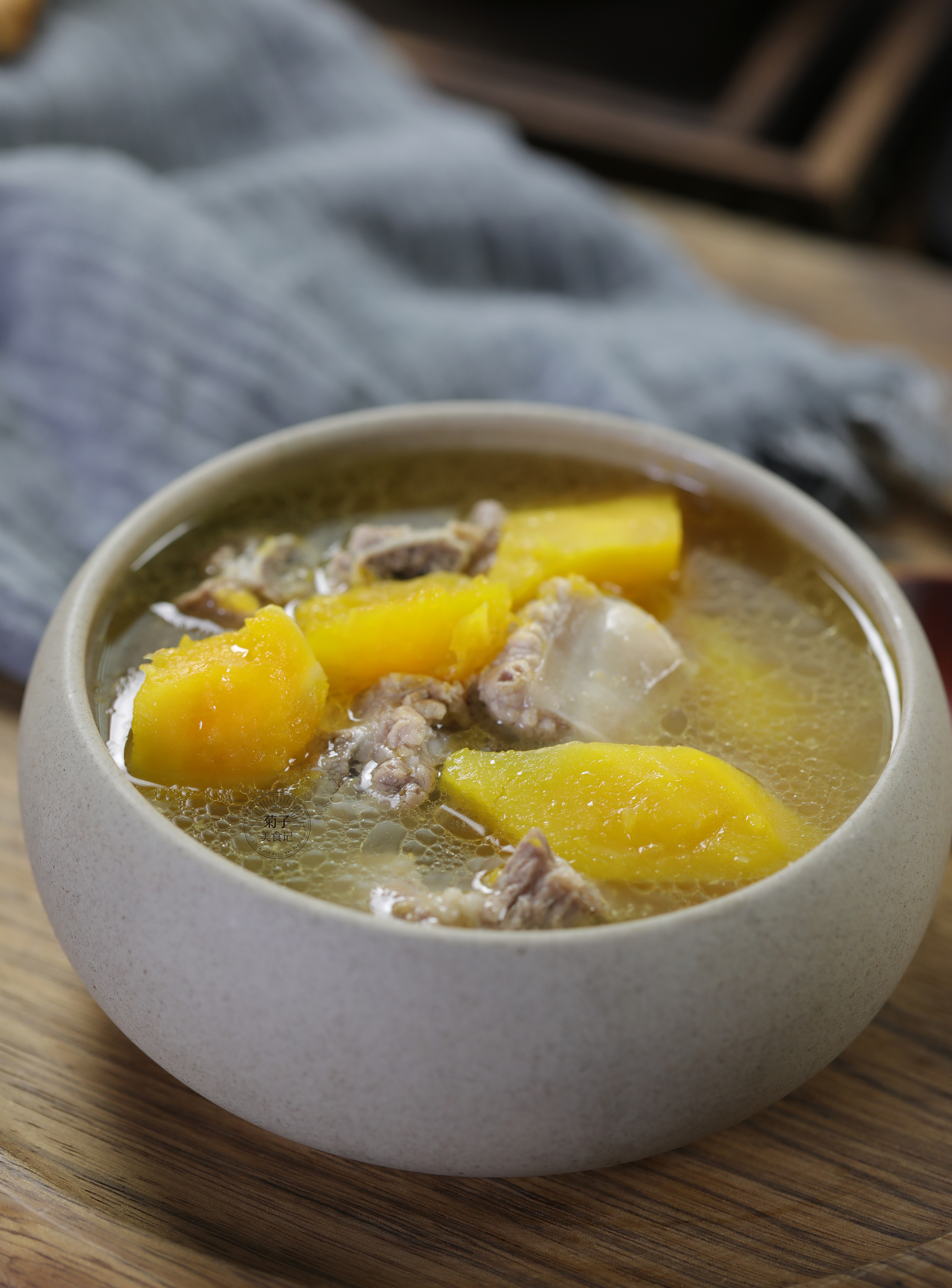 冬日美味木瓜炖排骨做法简单营养丰富全家都喜欢