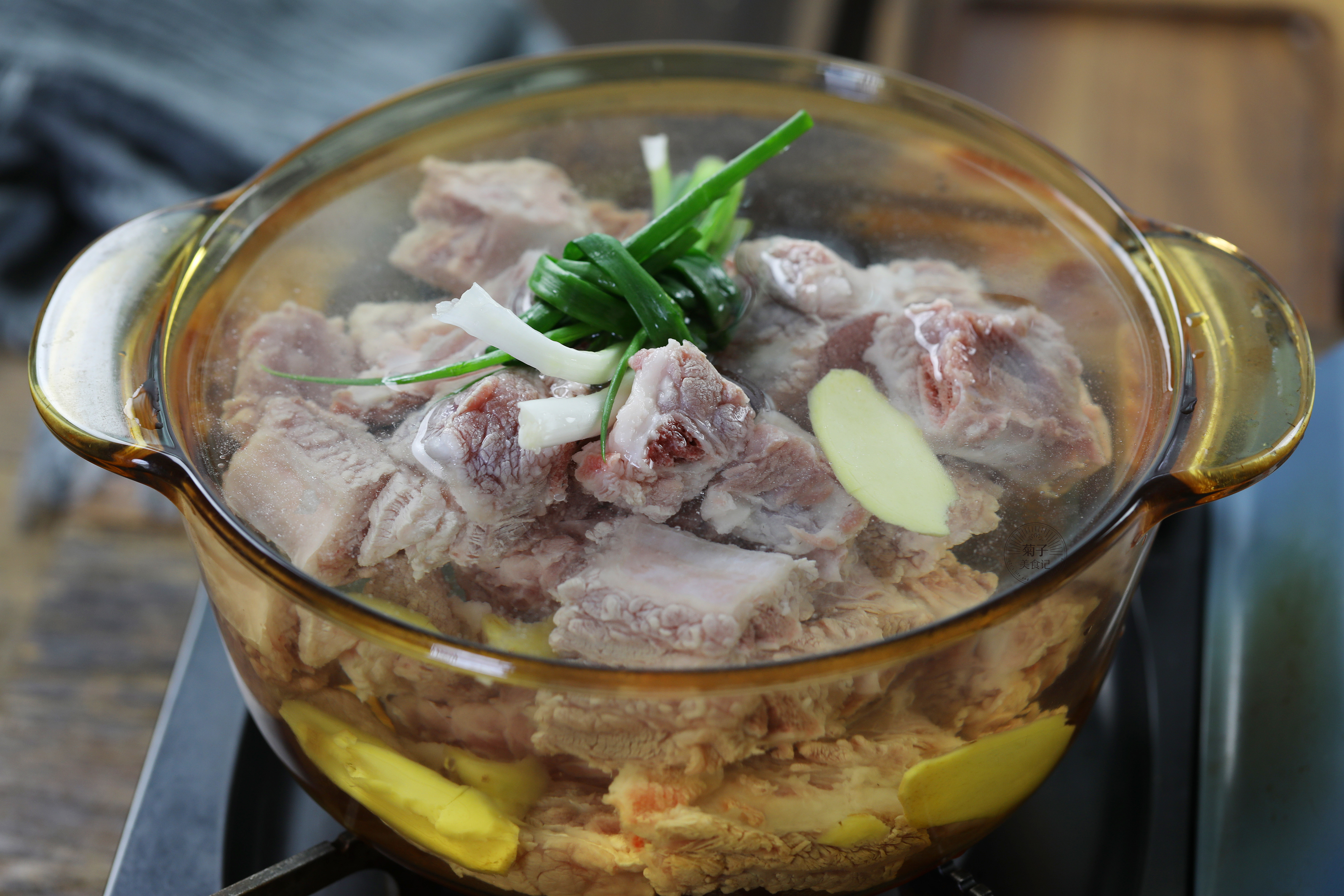 冬日美味木瓜炖排骨做法简单营养丰富全家都喜欢